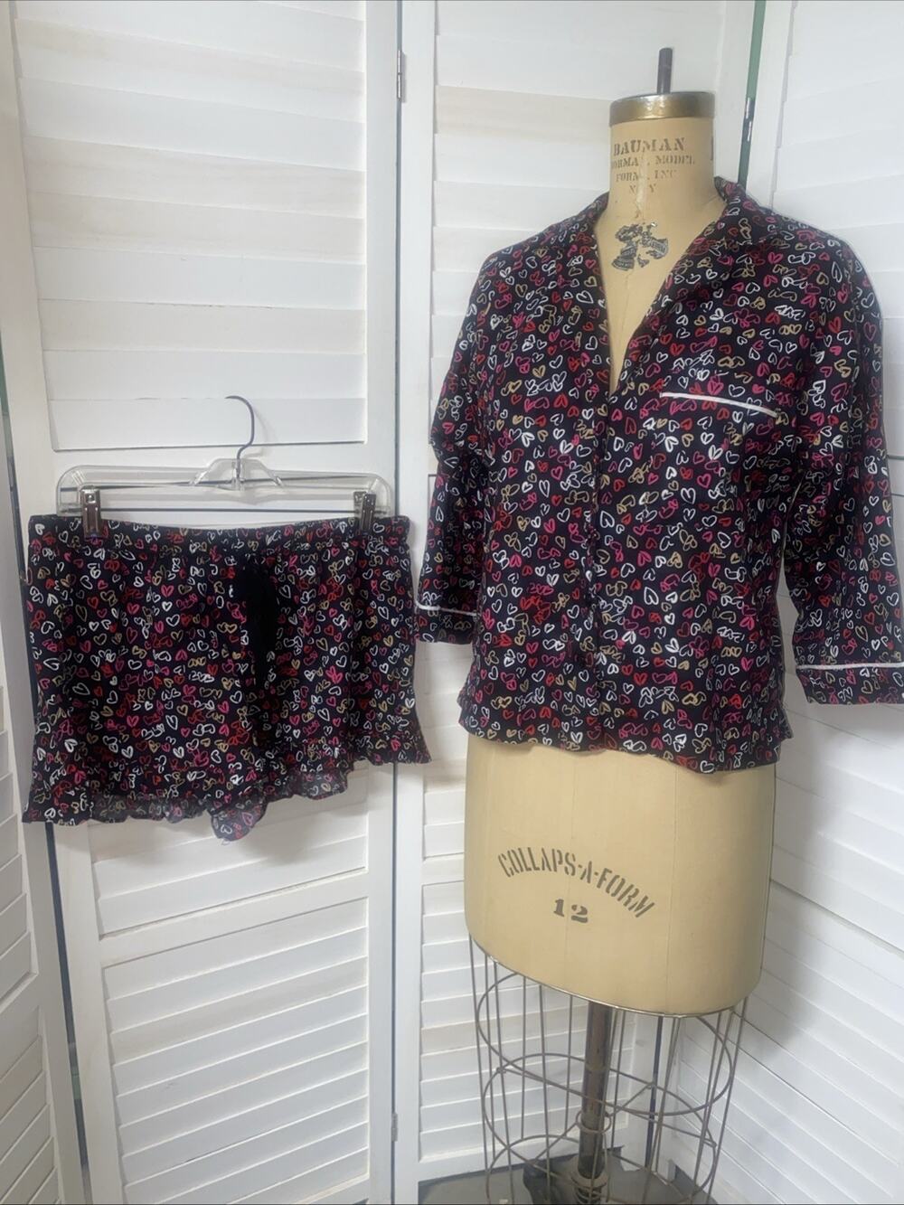 LOFT Sleep Women's 2-Piece Notch Collar Short Pajama Set Black Red Hearts Medium
